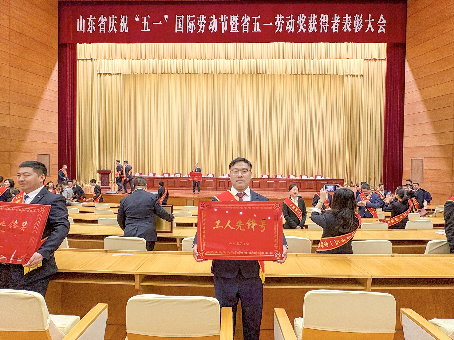王威工领奖图.jpg